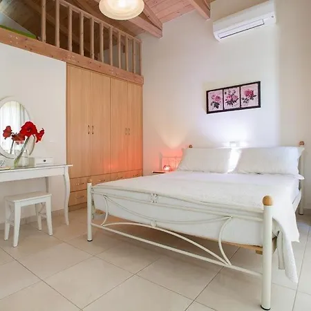 Sleeps 4 Pool Air Con Wifi *