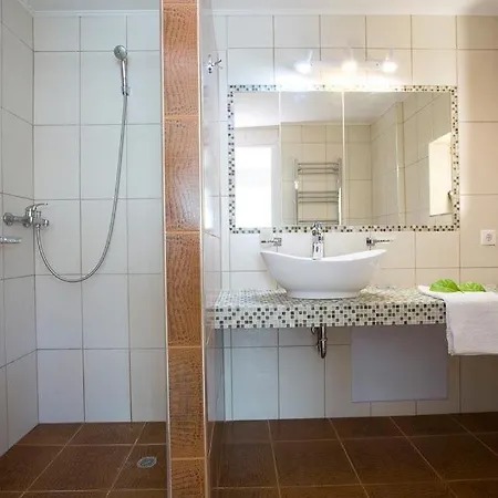 Sleeps 4 Pool Air Con Wifi Katouna